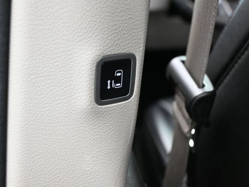 Used 2023 Chrysler Pacifica Touring-L FWD image 32