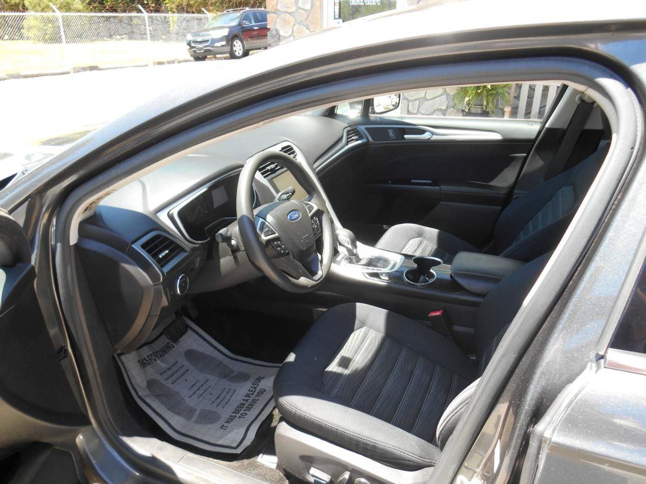 Used 2016 Ford Fusion SE FWD image 2