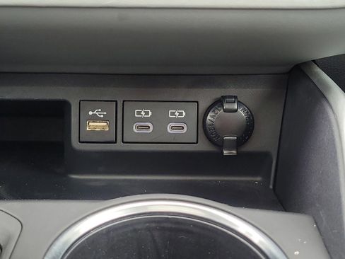 Used 2024 Toyota Highlander XLE AWD/4WD image 33