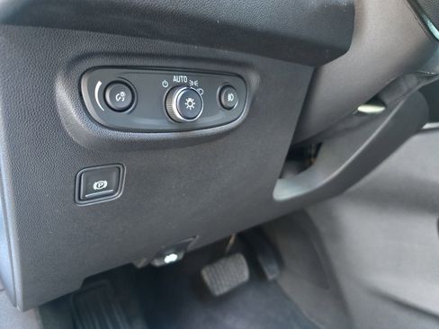 Used 2024 GMC Terrain SLT image 18