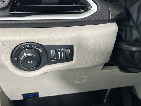 Used 2024 Chrysler Pacifica Touring-L FWD image 19