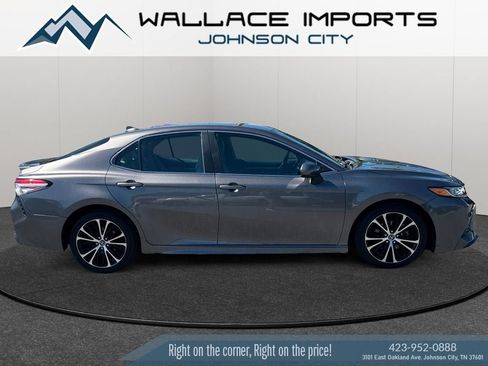 Used 2020 Toyota Camry SE FWD image 6