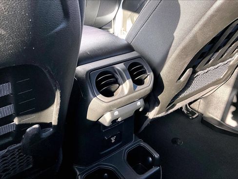 Used 2022 Jeep Wrangler Unlimited Rubicon AWD/4WD image 33