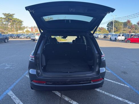 New 2025 Jeep Grand Cherokee Limited w/ Luxury Tech Group II image 18