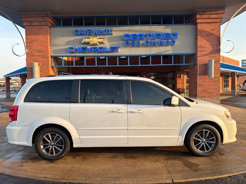 Used 2017 Dodge Grand Caravan SXT image 10