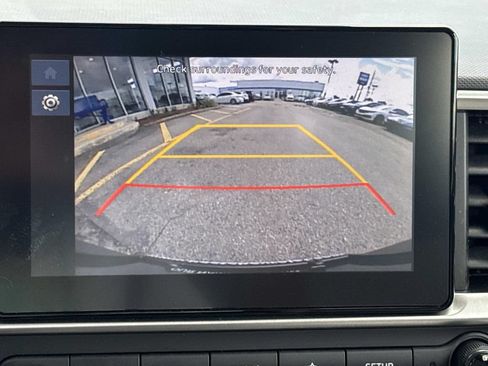 Used 2025 Hyundai Venue SEL FWD image 27