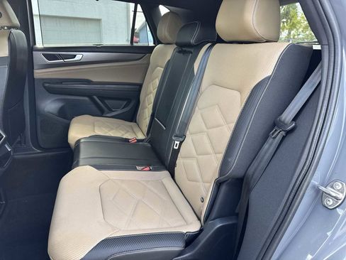 Used 2024 Volkswagen Atlas Cross Sport SE image 19