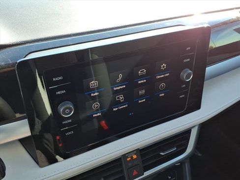 New 2026 Volkswagen Taos SE image 17