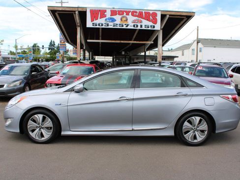 Used 2014 Hyundai Sonata Limited w/ Panoramic Sunroof Package 02 FWD image 3