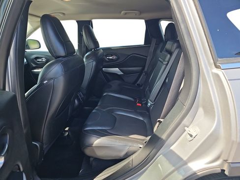 Used 2018 Jeep Cherokee Latitude Plus w/ Comfort/Convenience Group FWD image 14
