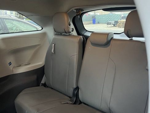 Used 2022 Toyota Sienna XLE image 14