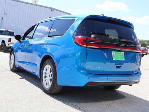 New 2027 Chrysler Pacifica Select FWD image 3