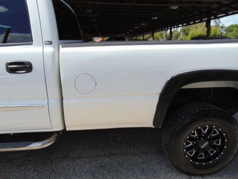 Used 2004 GMC Sierra 2500 SLT w/ Heavy-Duty Power Package AWD/4WD image 8