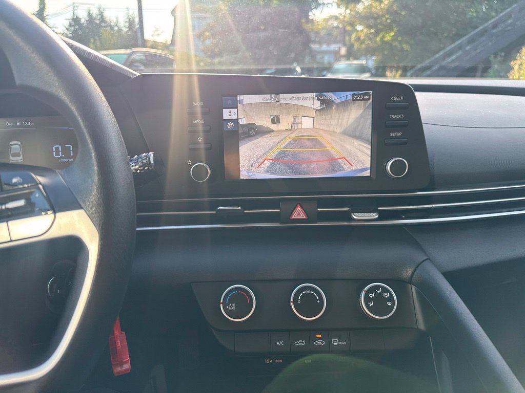 Certified 2025 Hyundai Elantra SE FWD image 28