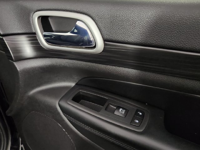 Used 2020 Jeep Grand Cherokee Laredo AWD/4WD image 15