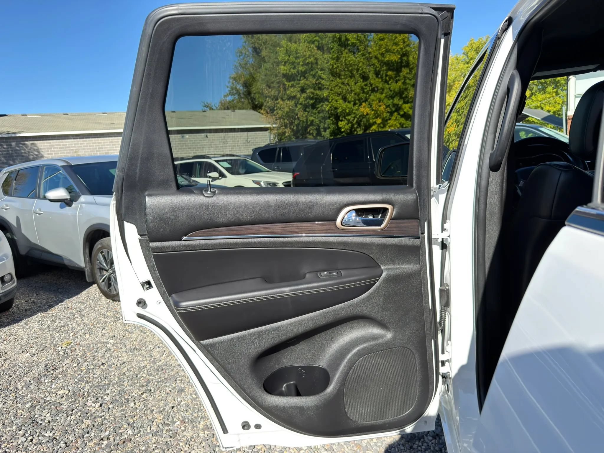 Used 2017 Jeep Grand Cherokee Overland AWD/4WD image 27