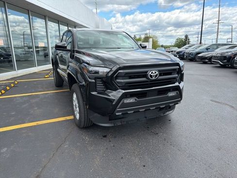 Used 2025 Toyota Tacoma SR5 AWD/4WD image 8