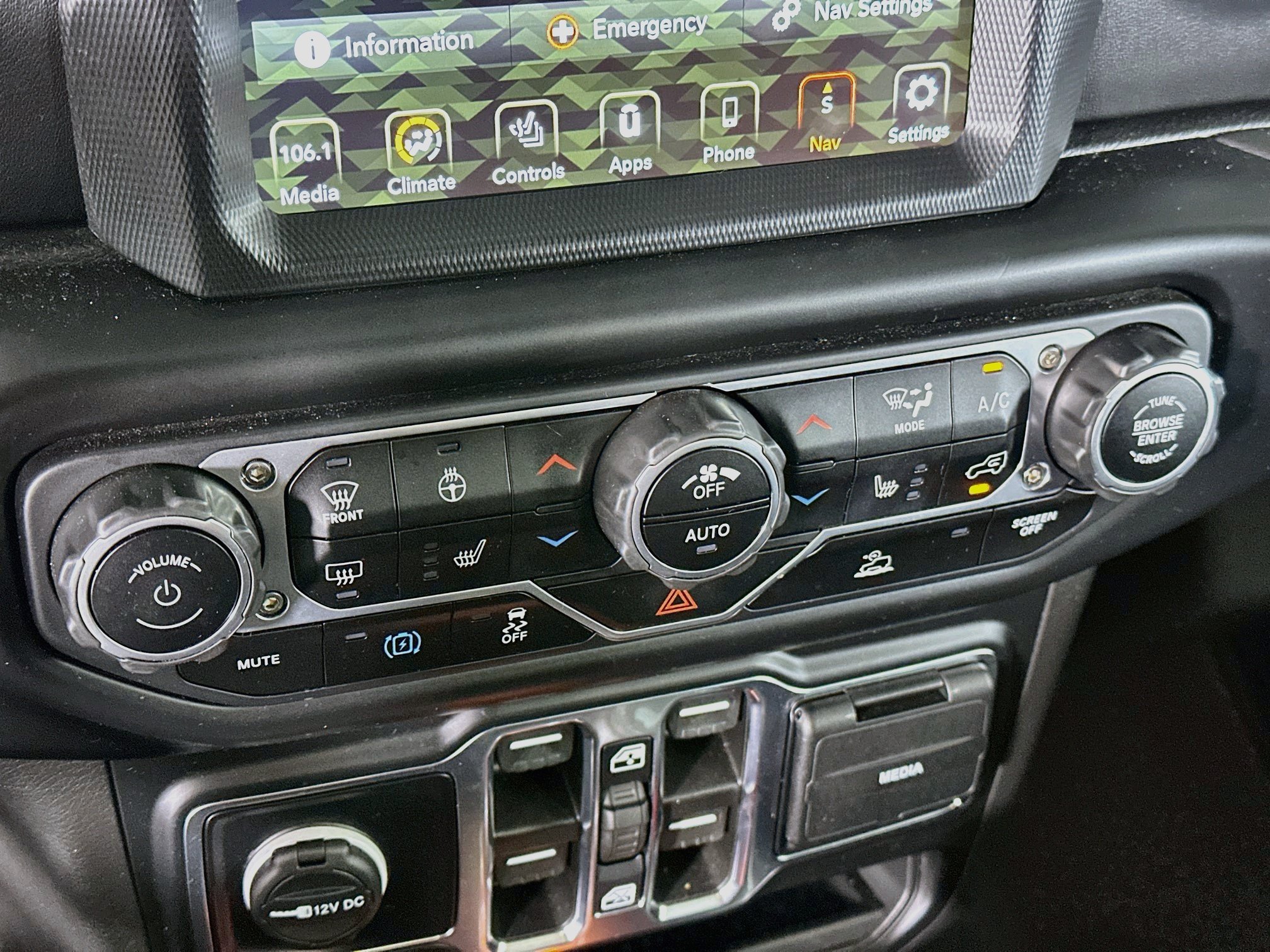 Used 2022 Jeep Wrangler Unlimited Sahara w/ Cold Weather Group AWD/4WD image 24