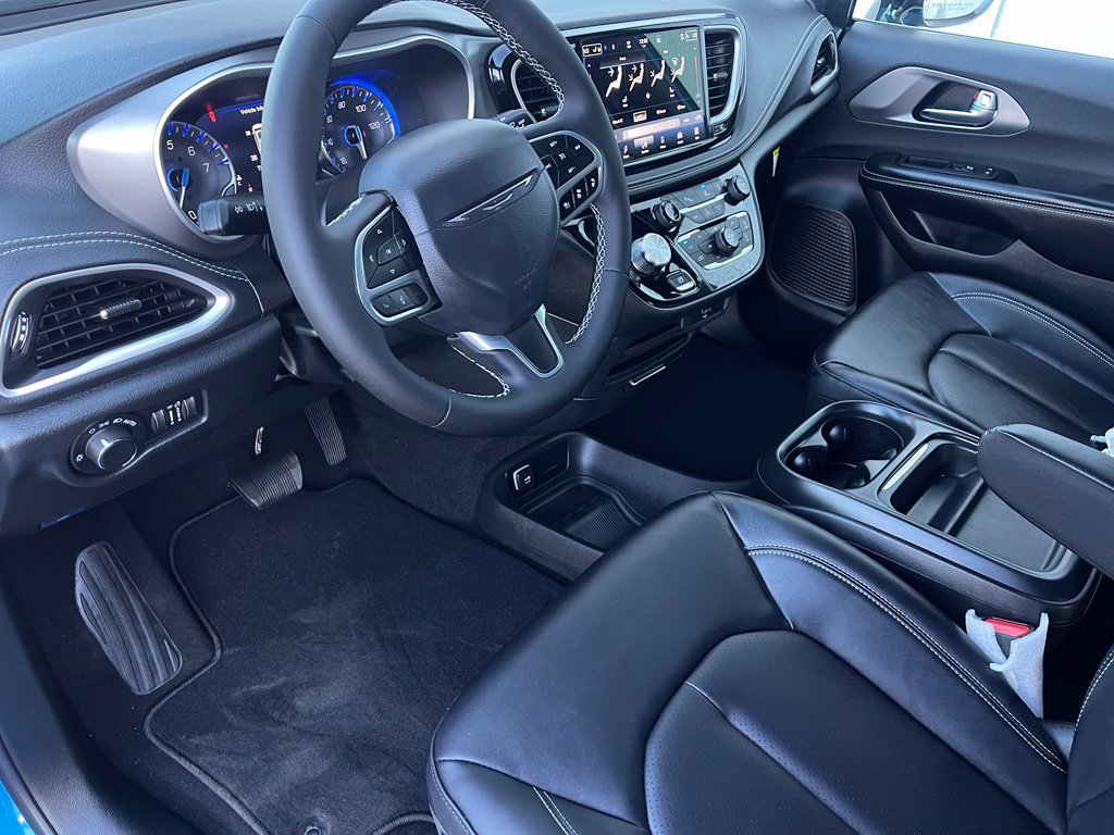 New 2027 Chrysler Pacifica Select FWD image 7
