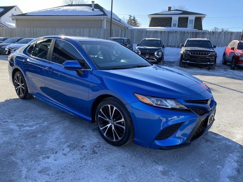 Used 2018 Toyota Camry SE w/ Moonroof Package image 8
