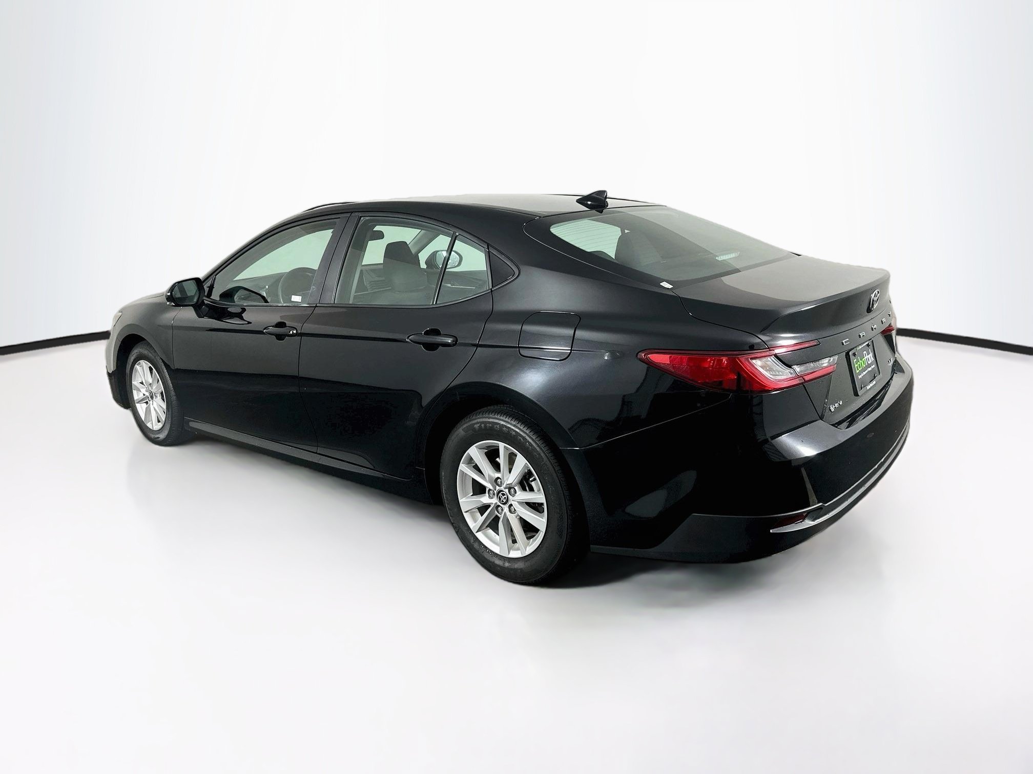 Used 2025 Toyota Camry LE FWD image 5