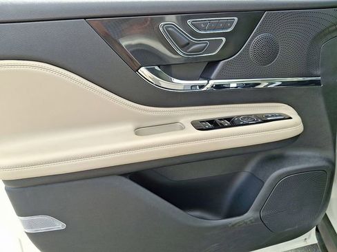 Certified 2025 Lincoln Corsair AWD w/ Equipment Group 101A image 12