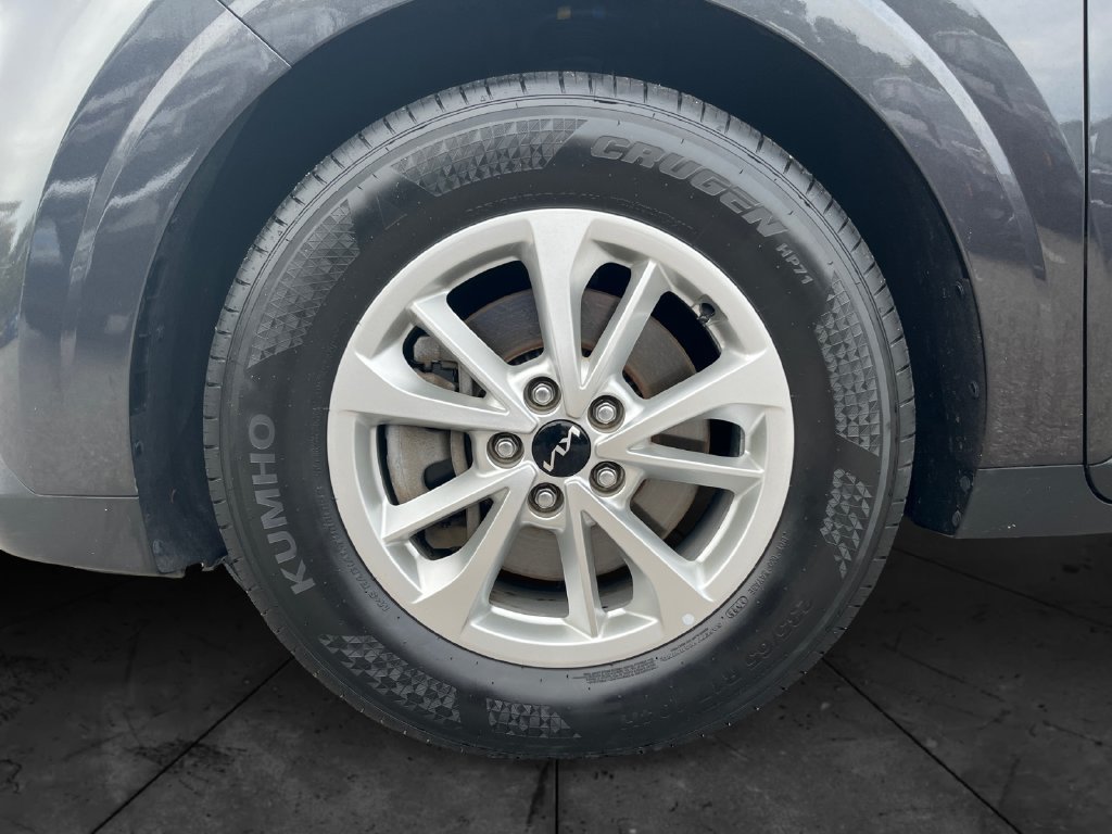 Used 2024 Kia Carnival LX FWD image 14