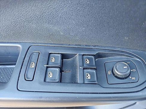 Used 2022 Volkswagen Taos SEL image 12