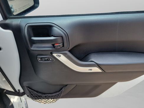 Used 2014 Jeep Wrangler Unlimited Rubicon w/ Connectivity Group AWD/4WD image 20