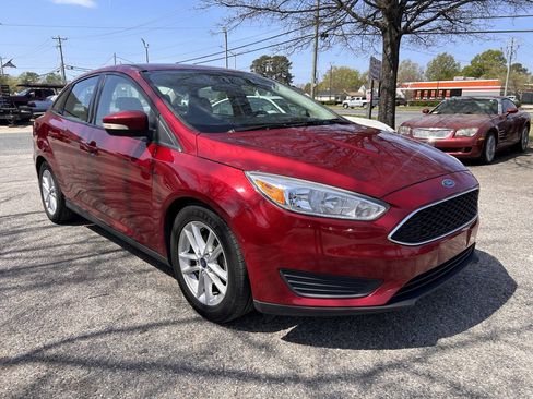 Used 2016 Ford Focus SE w/ SE Power Seat Package FWD image 2