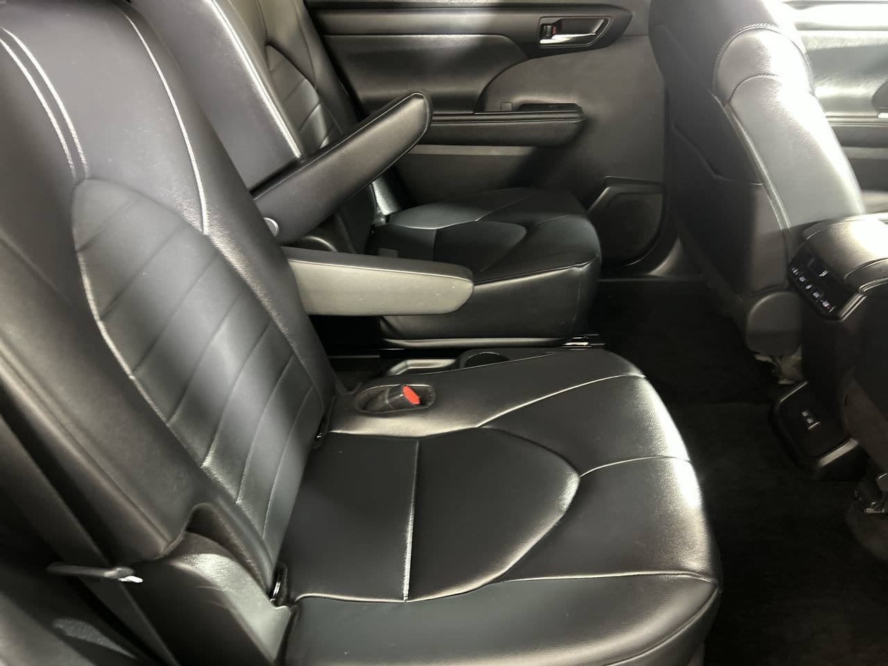 Used 2024 Toyota Highlander XLE FWD image 26