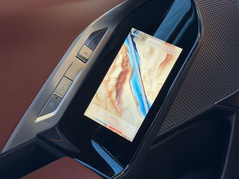 Used 2023 BMW 760i xDrive image 34