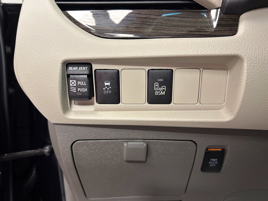 Used 2017 Toyota Sienna XLE FWD image 17