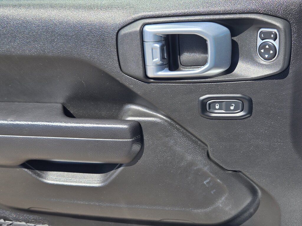 Used 2024 Jeep Gladiator Mojave AWD/4WD image 7