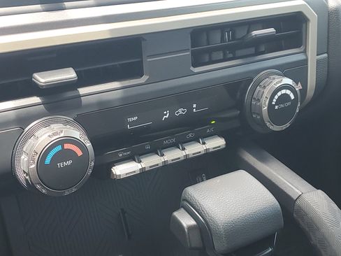 Certified 2025 Toyota Tacoma SR5 AWD/4WD image 29