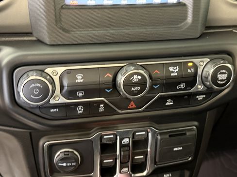 Used 2021 Jeep Gladiator Sport AWD/4WD image 19