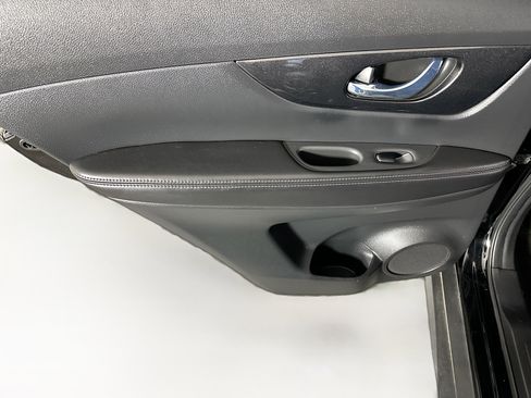 Used 2018 Nissan Rogue S image 24