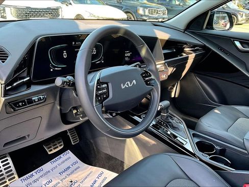 Certified 2023 Kia Niro EX Touring image 9