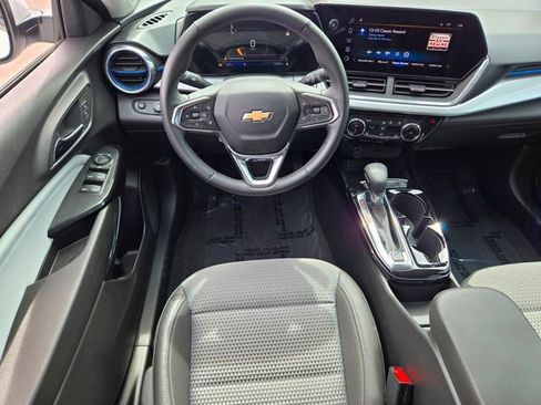 Used 2024 Chevrolet Trax LT w/ Driver Confidence Package FWD image 15