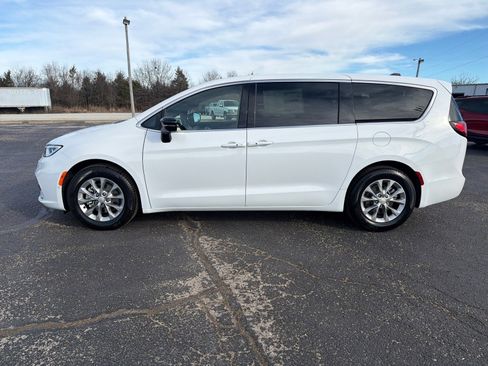 New 2026 Chrysler Pacifica Limited image 4