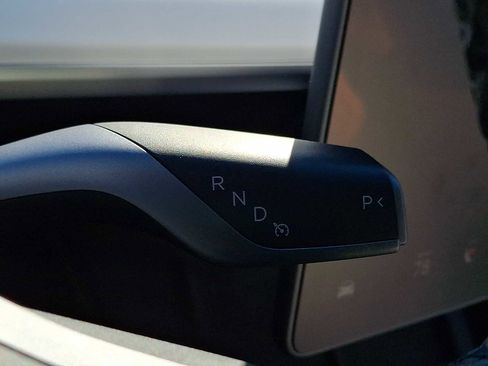 Used 2022 Tesla Model Y Long Range image 15