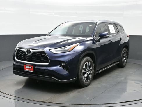 Used 2023 Toyota Highlander XLE AWD/4WD image 2