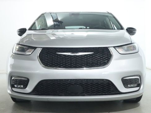 Used 2024 Chrysler Pacifica Touring-L FWD image 5