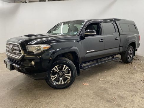 Used 2016 Toyota Tacoma TRD Sport image 1