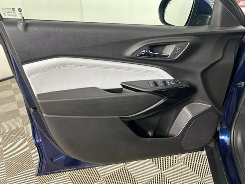 Used 2024 Chevrolet Trax LT w/ Sunroof Package FWD image 11