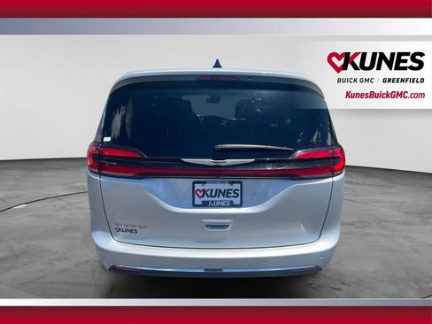 Used 2024 Chrysler Pacifica Touring-L FWD image 6