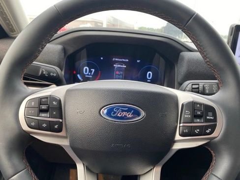 Used 2025 Ford Explorer Active AWD/4WD image 16