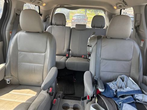 Used 2015 Toyota Sienna XLE Premium FWD image 30