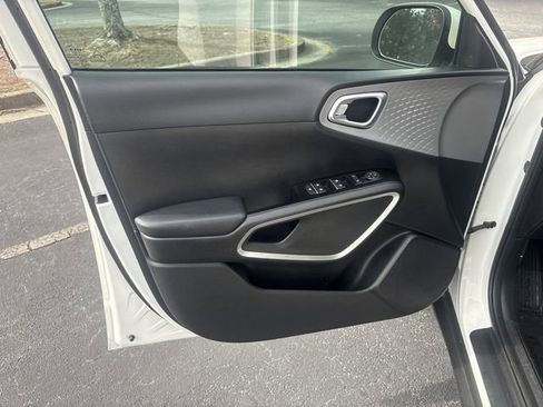 Used 2022 Kia Soul LX FWD image 13
