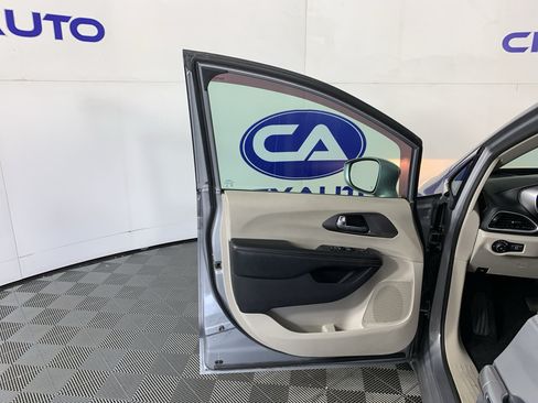 Used 2020 Chrysler Pacifica Touring w/ Tire & Wheel Group FWD image 12